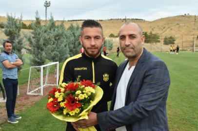 Malatyalı taraftarlar Adem Büyük’e destek olurken, Abdullah Avcı’yı ise kınadı
