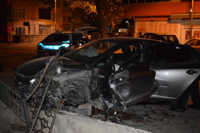 Kiraladığı araçla 2 direği yerinden söken sürücü ağır yaralandı
