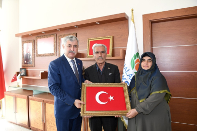 Kahraman şehidin babasından Başkan Polat’a ziyaret
