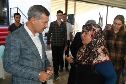Başkan Çınar hem yatırımları anlatıyor hem de talepleri dinliyor

