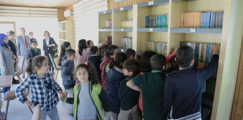 Millet kıraathanesinde oluşturulan kütüphaneye yoğun ilgi
