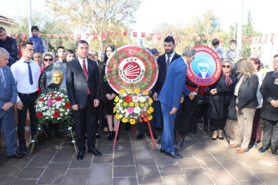 CHP anıta çelenk sundu
