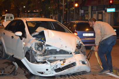 Otomobil İle Minibüs Çarpıştı: 1 Yaralı
