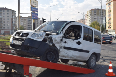 Yakıt tankeri ile hafif ticari araç çarpıştı: 1 yaralı
