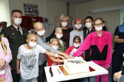 Jandarma Lösemili çocukların yüzünü güldürdü
