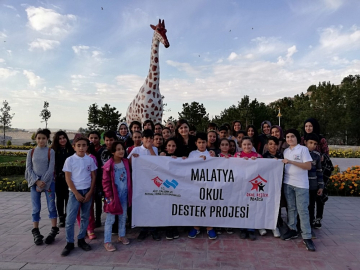 Çocuklara hayvanat bahçesi gezdirildi
