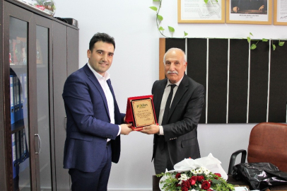 Pekfen’den yılın öğretmenine plaket
