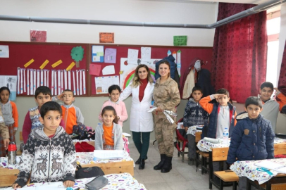 Jandarma’dan güllü Öğretmenler Günü kutlaması
