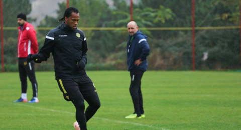 Arturo Mina milli takımdan sakat döndü
