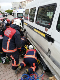 Minibüsün altında can pazarı
