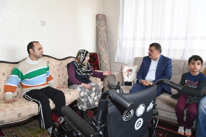 Akülü arabası çalınan emekli polis memuruna Gürkan’dan yardım eli
