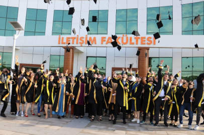 İletişim Fakültesinde mezuniyet coşkusu
