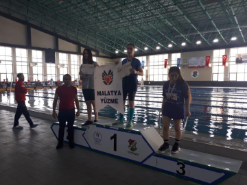 Malatyalı yüzücüler Elazığ’dan mutlu döndü
