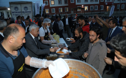 Başkan Güder ilk iftarını öğrencilerle yaptı
