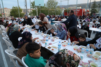 Güder, vatandaşlarla birlikte iftarını açtı
