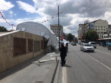 Şiddetli rüzgar, iftar çadırını uçurdu
