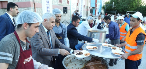 Başkan Güder iftarını vatandaşlarla birlikte açtı
