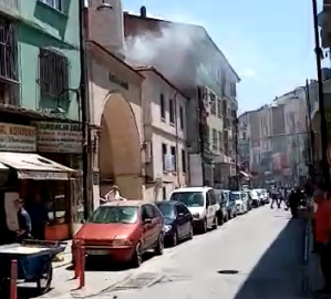 Cami çatısında korkutan yangın
