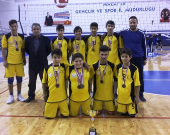 Şehit Erdal Alpkılıç Ortaokulu Voleybolda birincisi oldu
