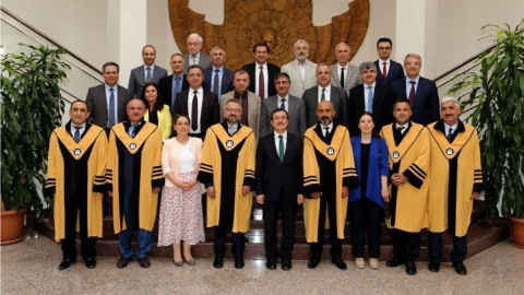 Unvanda yükselen öğretim üyelerine cübbeleri giydirildi
