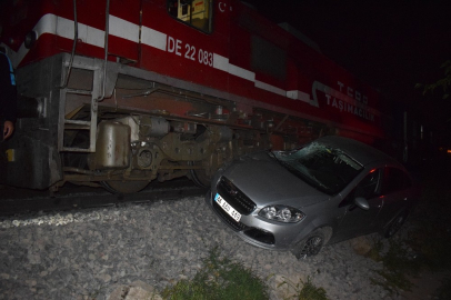 Malatya’da faciadan dönüldü, yolcu Treni otomobile çaptı
