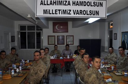 Kaymakam Şahin Mehmetçikle iftarda bir araya geldi
