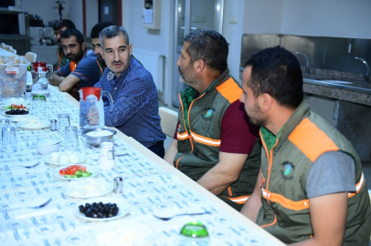 Başkan Çınar, temizlik personeli ile sahur yaptı
