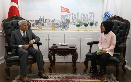Başkan Güder, dönem ödevi için soruları yanıtladı
