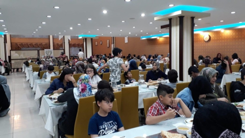 Yetimler iftarda bir araya geldi
