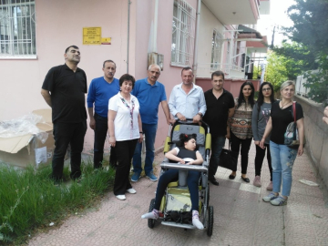Elif Naz tekerlekli sandalyesine kavuştu
