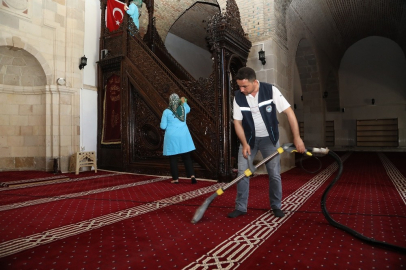 Camilerde bayram temizliği
