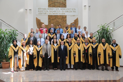 Unvanda yükselen öğretim üyelerine cübbeleri giydirildi
