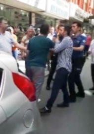 Aracını yanlış yere park eden sürücü polisi çileden çıkardı
