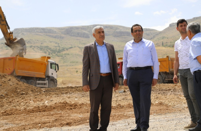 Başkan Güder yeni imar yolu açma çalışmalarını yerinde inceledi
