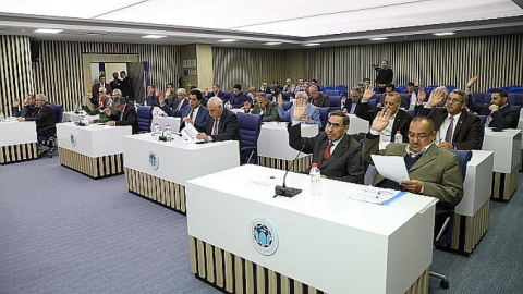 Vaatlerle dolu Meclis toplantısı