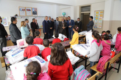 Belediyeden öğrencilere kışlık giyecek desteği