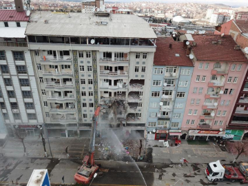 İlk Bina yıkılıyor, diğerleri sırada