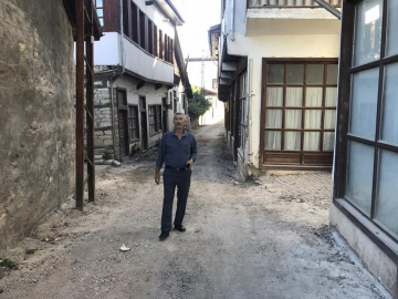 Tarihi sokak asfalt değil kilit taşla döşeniyor