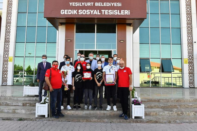Şampiyon öğrencilerle bir arada