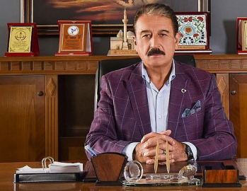 Cumhuriyetin ruhuna sıkı sıkıya sarılmalı