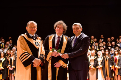 Genç Doktorlar, Diplomalarını Aldı