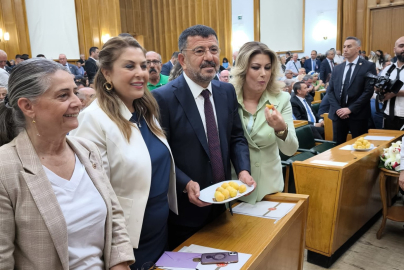 CHP Meclis Gurubunda Kayısı İkram edildi