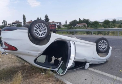 Yazıhan'da Traktöre Çarpan Oto Takla Attı