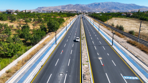 TRAFİK GÜVENLİĞİ İÇİN YOLLARIN ÇİZGİLERİ YENİLENDİ
