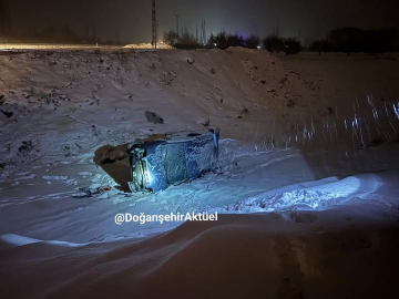 Erkenek'te Bir Otomobil Şarampole Uçtu