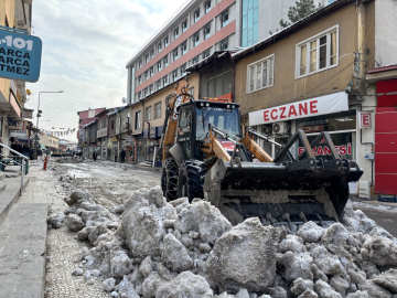 ARAPGİR BELEDİYESİ, KAR TEMİZLEMEYE DEVAM EDİYOR