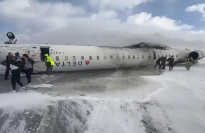 Toronto'da inişte uçak takla attı, en az 18 kişi yaralandı