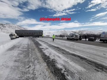Doğanşehir'de TIR Yoldan Çıktı, 2 Yaralı