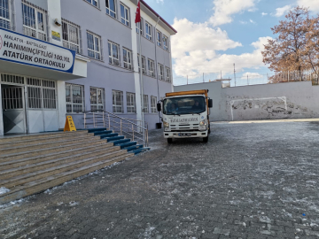 BUZ TUTAN OKUL BAHÇELERİNDE TUZLAMA YAPILIYOR