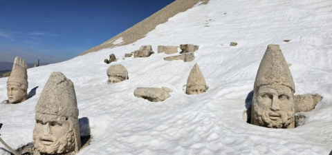 Nemrut Dağı, Karlar İçinde Ziyaretçilerini Bekliyor 
